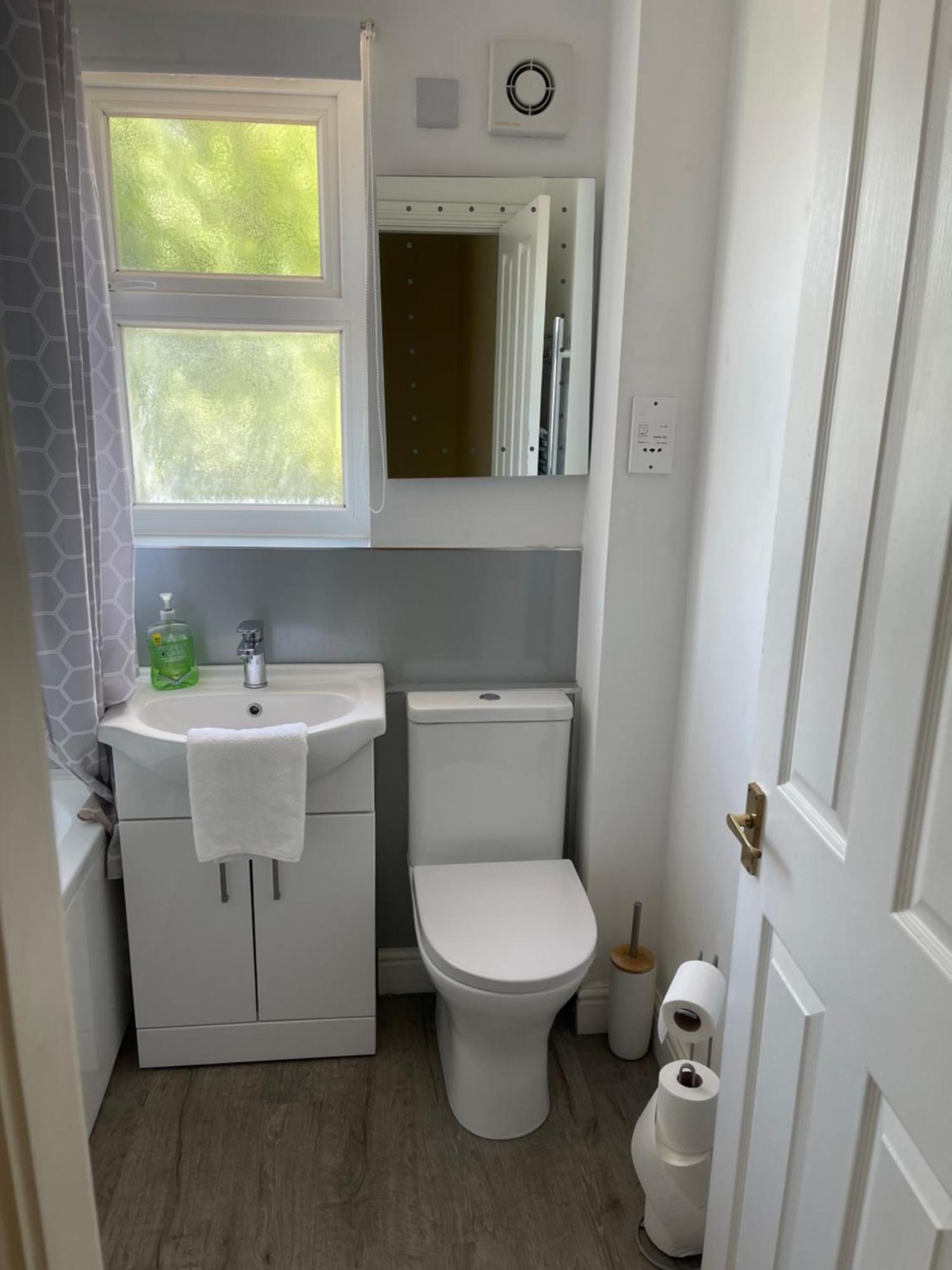 House Number 4 Sleeps Up To 4 With Smart Tvs In Every Room Wellington  Eksteriør bilde